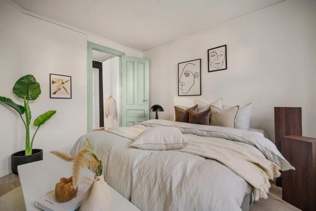 Central Apartment With Balcony, Self-Check In & Private Entrance Bergen Exterior photo
