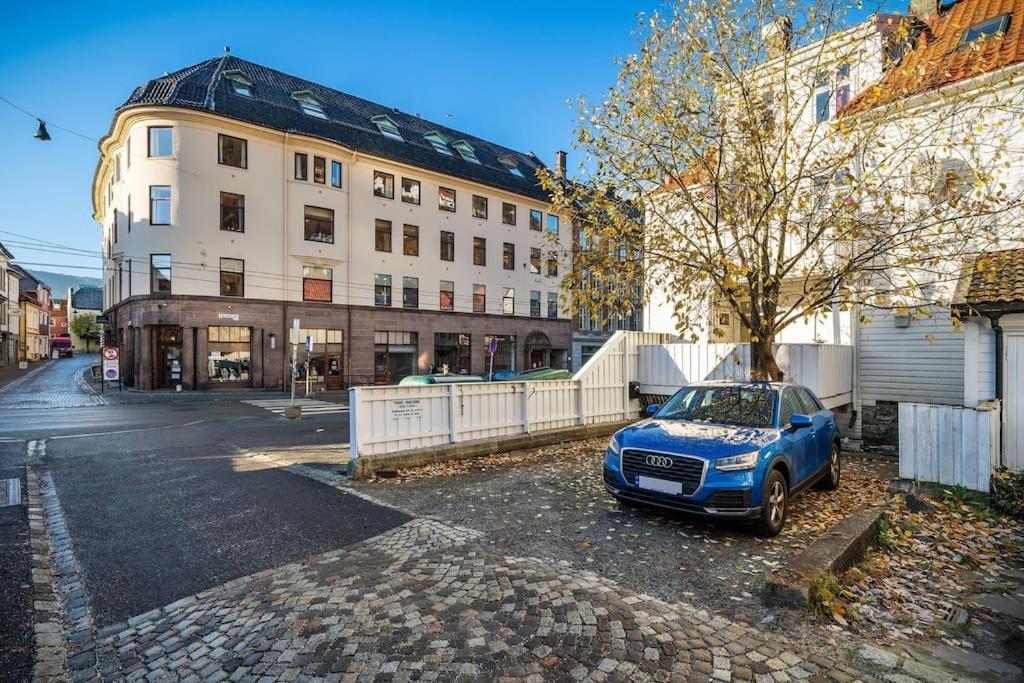 Central Apartment With Balcony, Self-Check In & Private Entrance Bergen Exterior photo