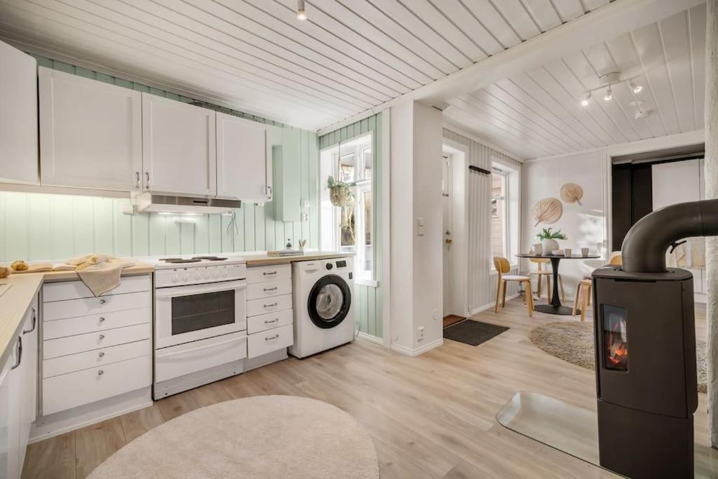 Central Apartment With Balcony, Self-Check In & Private Entrance Bergen Exterior photo