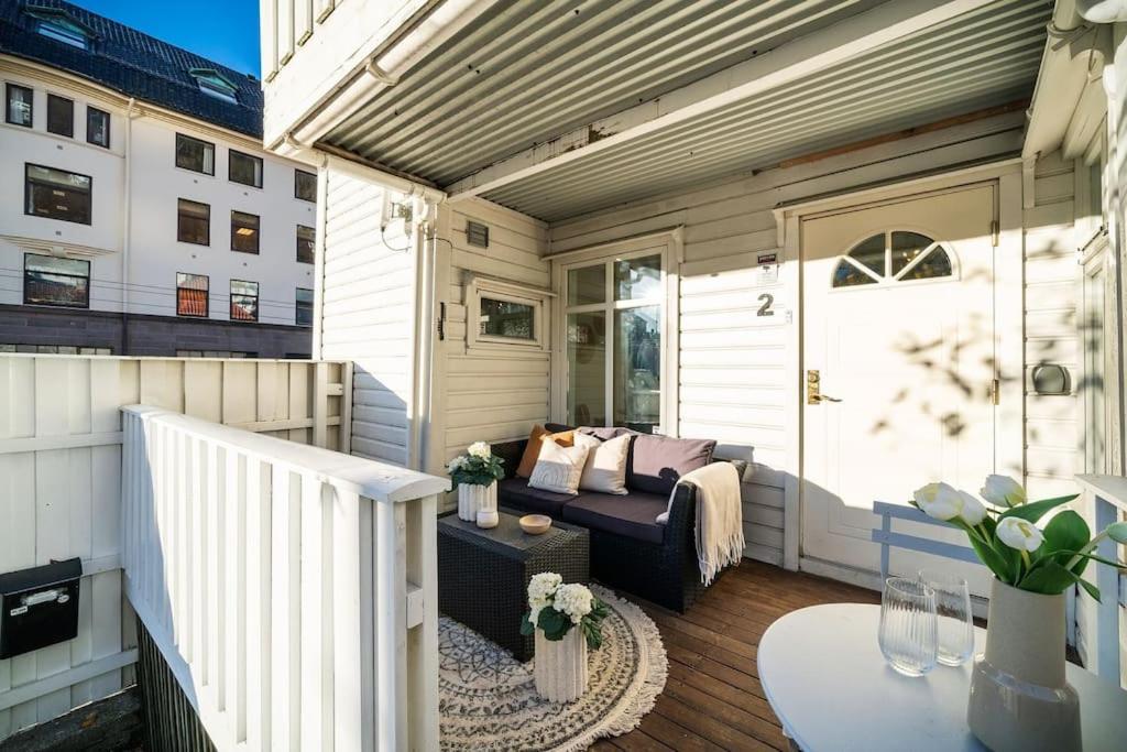 Central Apartment With Balcony, Self-Check In & Private Entrance Bergen Exterior photo