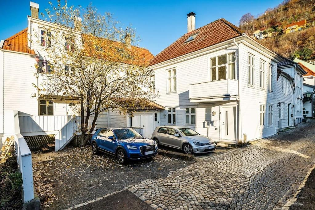 Central Apartment With Balcony, Self-Check In & Private Entrance Bergen Exterior photo